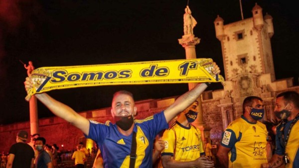 Locura total: Así festejaron los aficionados el ascenso del Cádiz y Choco Lozano en España ¿Y el COVID-19?&nbsp;&nbsp;&nbsp;