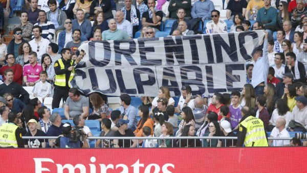 ¡Amor y feli-Zidane en el Bernabéu! A Florentino le sacaron dos fuertes pancartas