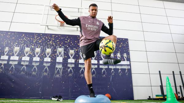 El delantero Kylian Mbappé está en duda por una lesión pero trabaja para llegar al duelo más esperado de la Liga de España. Foto cortesía Real Madrid