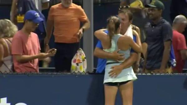 Momento exacto en donde el padre y la joven se besan en la boca.