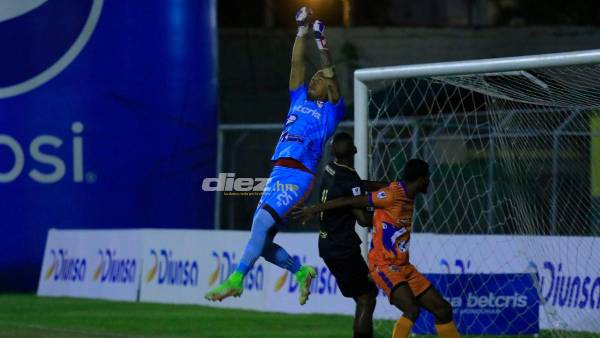 Denovan estuvo muy atento a cada disparo que le hizo el Honduras Progreso. Fotos: Edwin Romero.