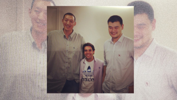 La cómica foto de Kaká junto a Yao Ming y Sun Ming