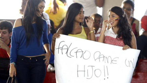 Dedican curiosa pancarta a Radamel Falcao en Colombia