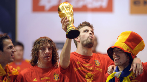 Piqué bromea escupiendo a delegado