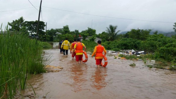 El impactante rescate de un niño sobre las bravas aguas de un río en Omoa
