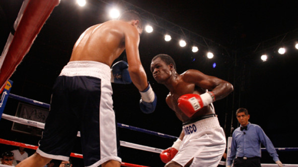 'El Muñeco' vence a otro mexicano