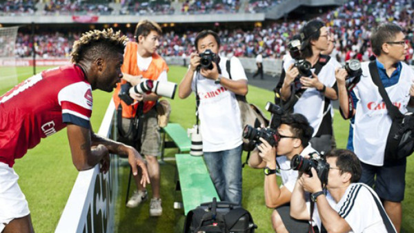 Barcelona agota todo por quedarse con Alex Song