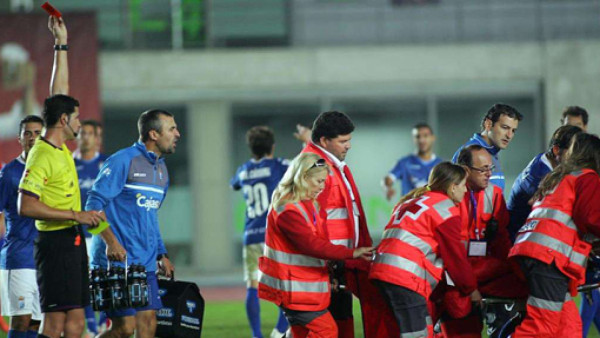 Árbitro expulsa a un futbolista que estaba inconsciente