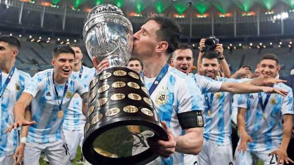 Leo Messi levantando la Copa América.