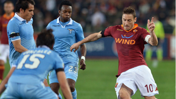 Totti le dio empate a la Roma contra Lazio y logra un nuevo récord.