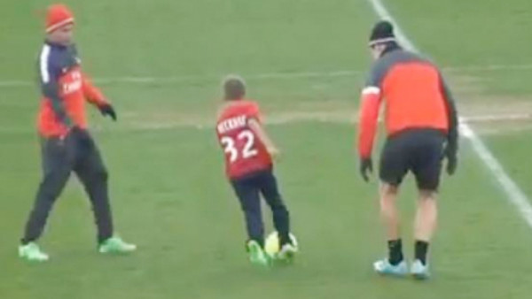 VIDEO: Hijos de Beckham retan a Ibrahimovic y Thiago