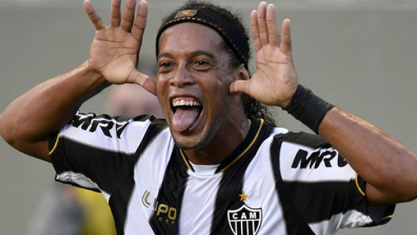 VIDEO: Ronaldinho anota un golazo de tiro libre al Botafogo