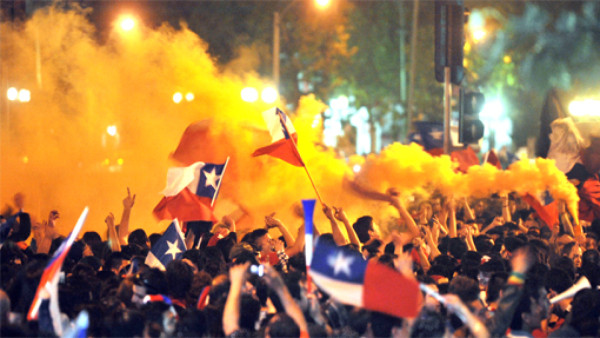 Festejos por clasificación de Chile dejan 25 detenidos, saqueos y daños