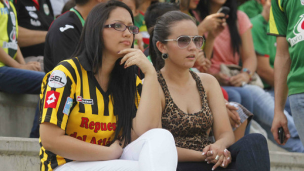 Chicas que adornan el fútbol hondureño