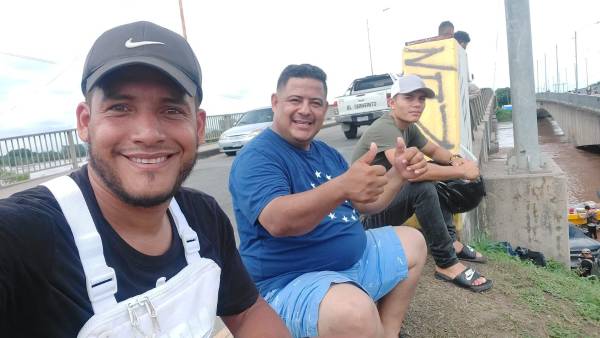 Jean Gómez (primero de izquierda a derecha) está trabajando en el rescate de personas damnificadas en El Progreso.