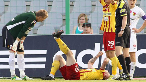 VIDEO: Brutal entrada recibe delantero en liga de Polonia