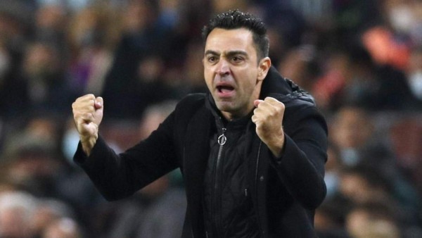 Las imperdibles fotos de Xavi dirigiendo a sus excompañeros del Barcelona en su debut y el efusivo festejo