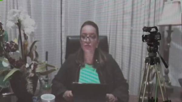 Vía Zoom, Xiomara Castro anunció la expulsión de 18 diputados de Libre.