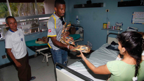 Real España lleva alegría a la sala de pediatría del Mario Rivas