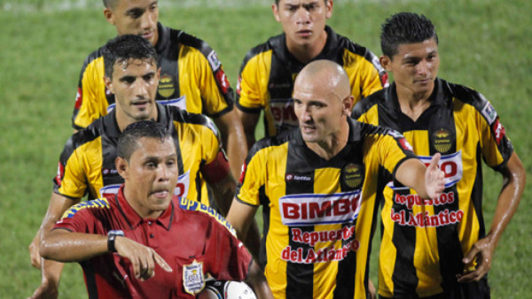 Federación de Honduras acepta traer árbitros extranjeros