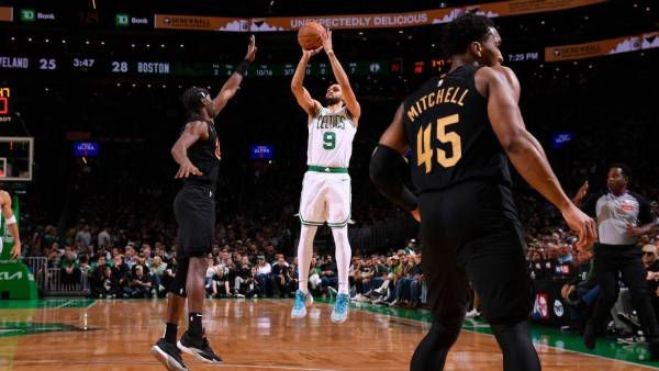 Derrick White convirtió siete triples que ayudó a Celtics para el primer triunfo ante Cavs.