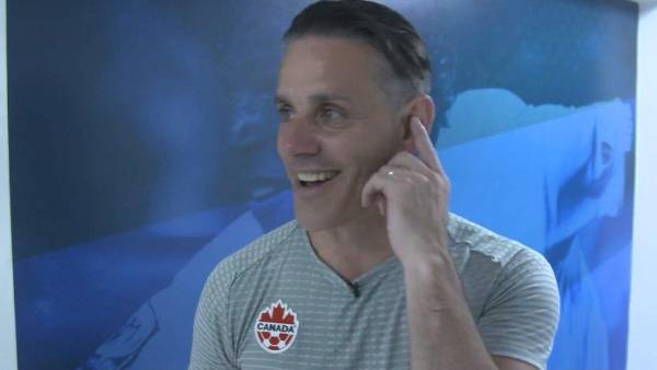 Las ‘sonrisitas’ nunca dejaron de existir durante los 3 minutos de conversación de Herdman sobre el partido.