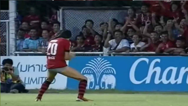 VIDEO: Expulsado por quitarse la calzoneta para celebrar