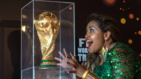 El trofeo del Mundial 2014 comienza su gira