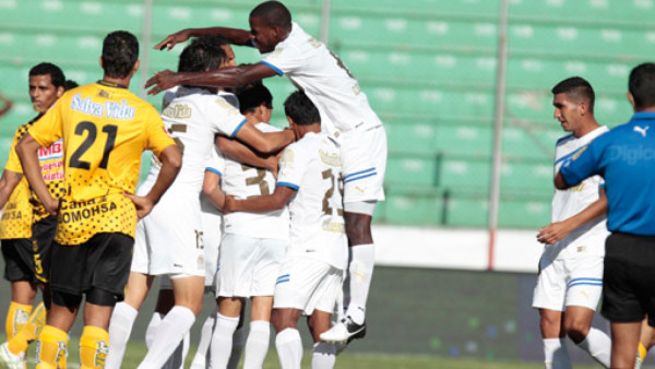 Olimpia gana sufriendo ante Real España