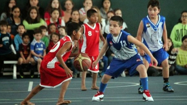 Niños mexicanos indígenas conquistan un torneo internacional descalzos