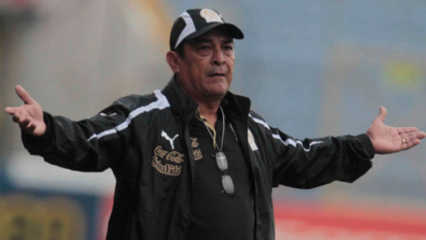 Afición del Olimpia vuelve a pedir la salida de Juan Carlos Espinoza