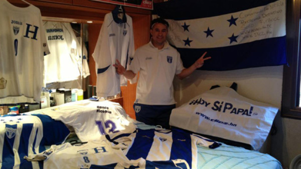 Hondureños en el extranjero vibrando por la Bicolor