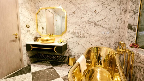 ¡De lujo! Así es el primer hotel del mundo completamente bañado en oro de 24 kilates