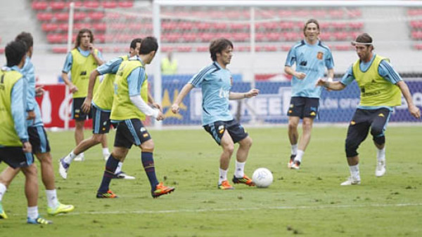 Iker Casillas se gana a los costarricenses