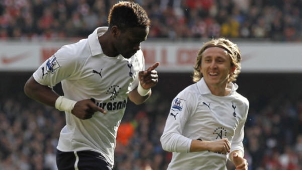 El árbitro que celebra un gol del Tottenham