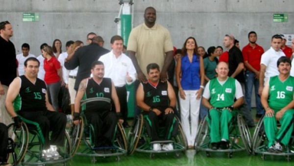 Shaquille O'Neal jugó con adultos que compiten en silla de ruedas