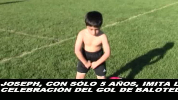 Niño causa revolución tras imitar la celebración de Balotelli