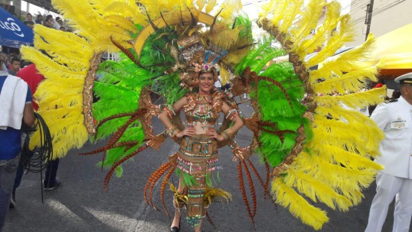 ¡BELLEZA! La campanita se roba el show en el carnaval de La Ceiba