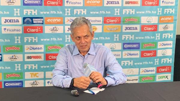 El profe Reinaldo Rueda se rindió ante Choco Lozano tras anotarle a Haití en Tegucigalpa.