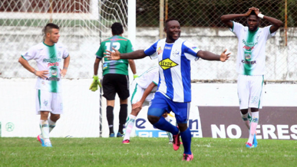 Victoria hunde a Platense en su casa