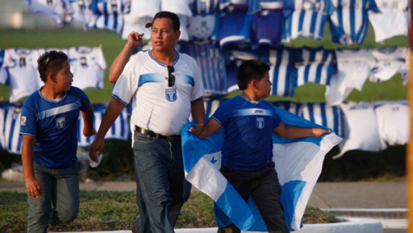 La afición terminó mojada y goleada