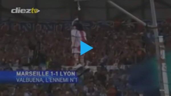 VIDEO: Aficionados del Marsella ahorcan muñeco en pleno partido