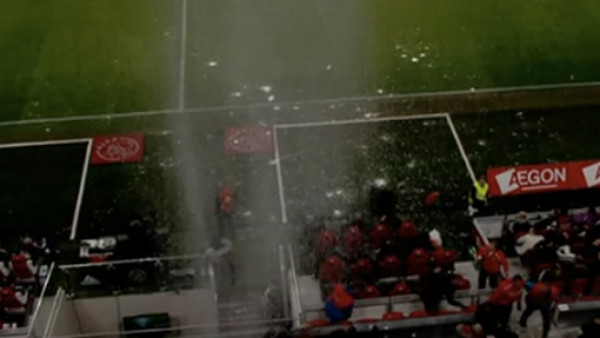 Se rompre techo del estadio del Ajax por nieve