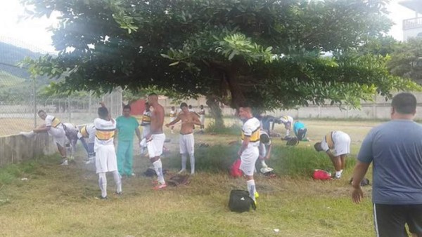 Increíble, jugadores del Boca Juniors se cambian debajo de árbol en Copa Presidente