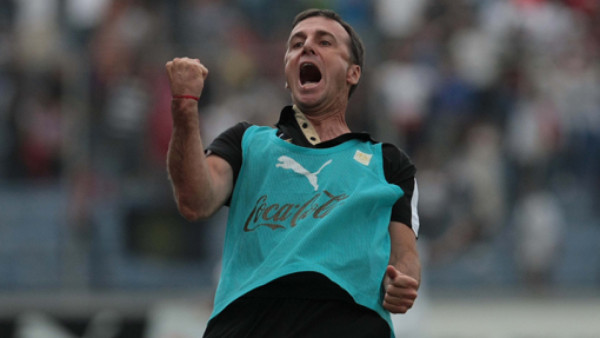 Tosello busca hacer historia como jugador y entrenador