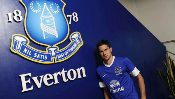 Costarricense Bryan Oviedo ficha para el Everton inglés