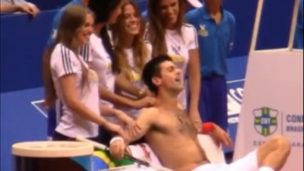 VIDEO: Djokovic recibe masaje de cuatro lindas chicas