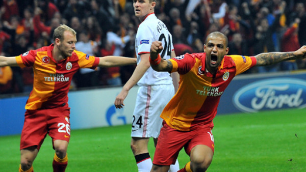 Manchester United pierde y le da vida al Galatasaray