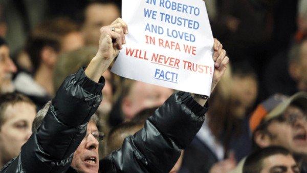 Aficionados del Chelsea se metieron con Rafa Benítez