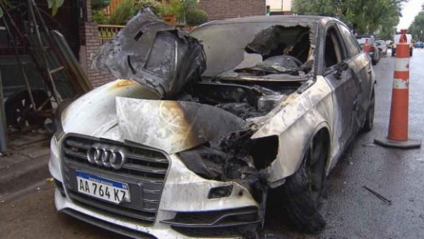 Insolíto: El día que los hinchas de River le quemaron el auto a su ídolo